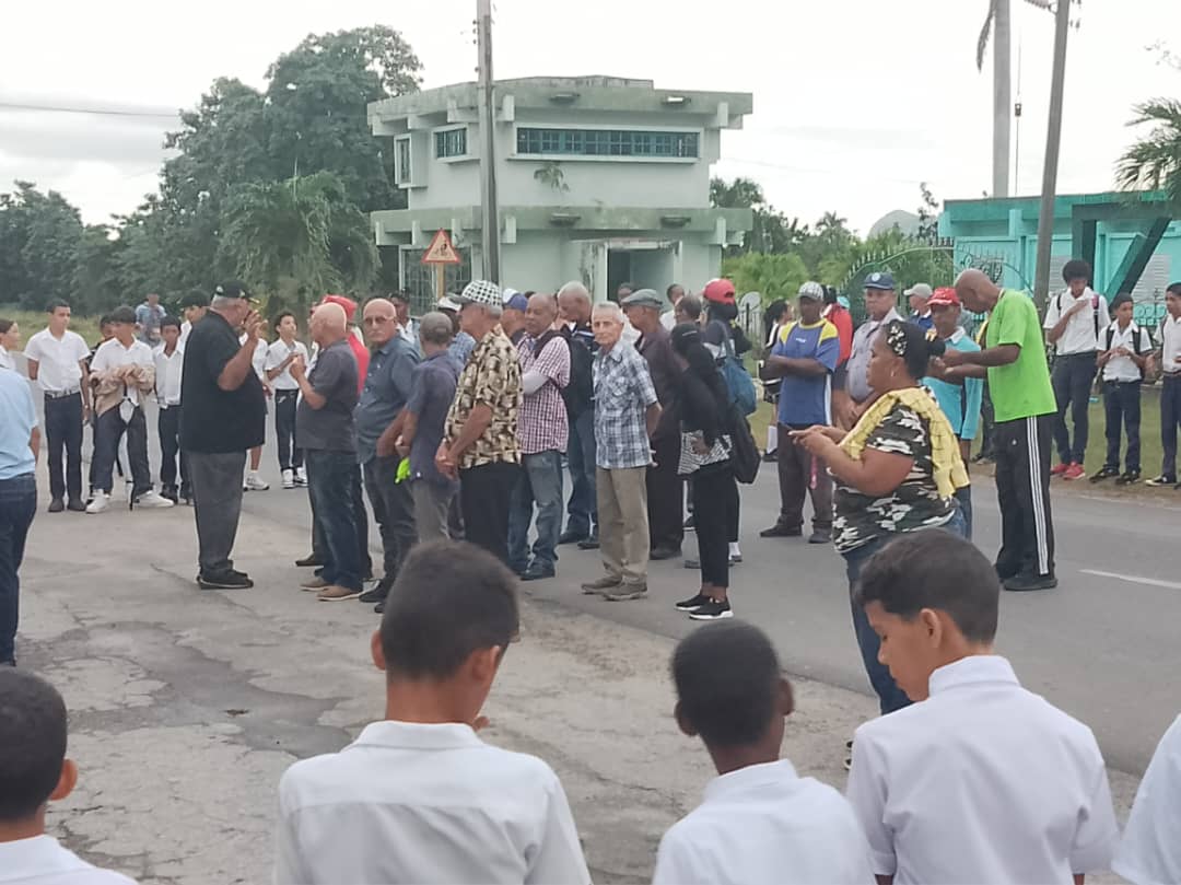 pilarsomonte's tweet photo. @PilarSomonteCalderon
#CubaEstaFirme
Acto por el 50 Aniversario de los Caídos del Campo de Morteros 120, en el Meij,intercambio de los protagonistas de aquella gesta, participo, Primer Coronel, Delgado además de Yusuan , Diputado a la ANPP
#IzquierdaPinera
#100AñosConFidel 🇨🇺🇨🇺 https://t.co/u727v0FMnA