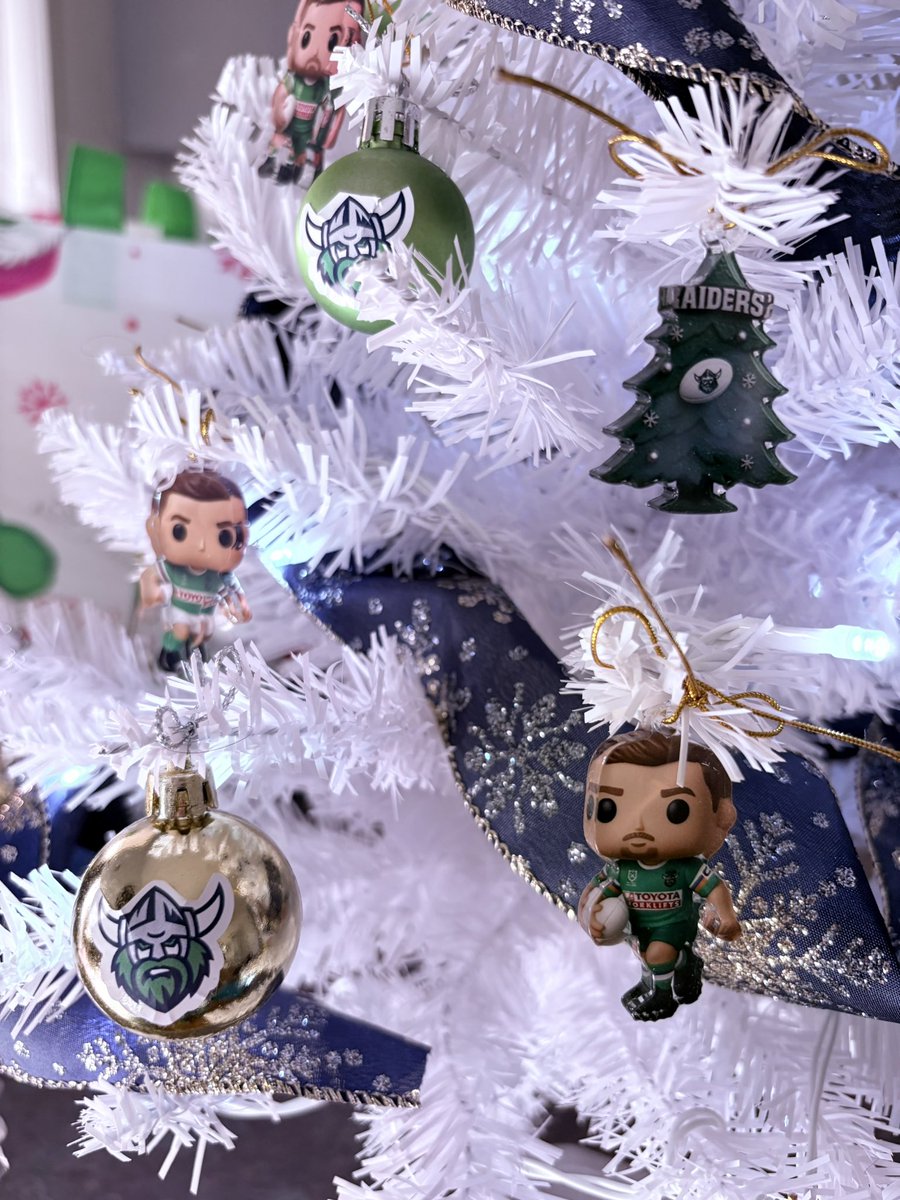 Made my dad a <a href="/RaidersCanberra/">Canberra Raiders</a> Christmas tree 💚🤍💙🧡🤍💚🎅🎄