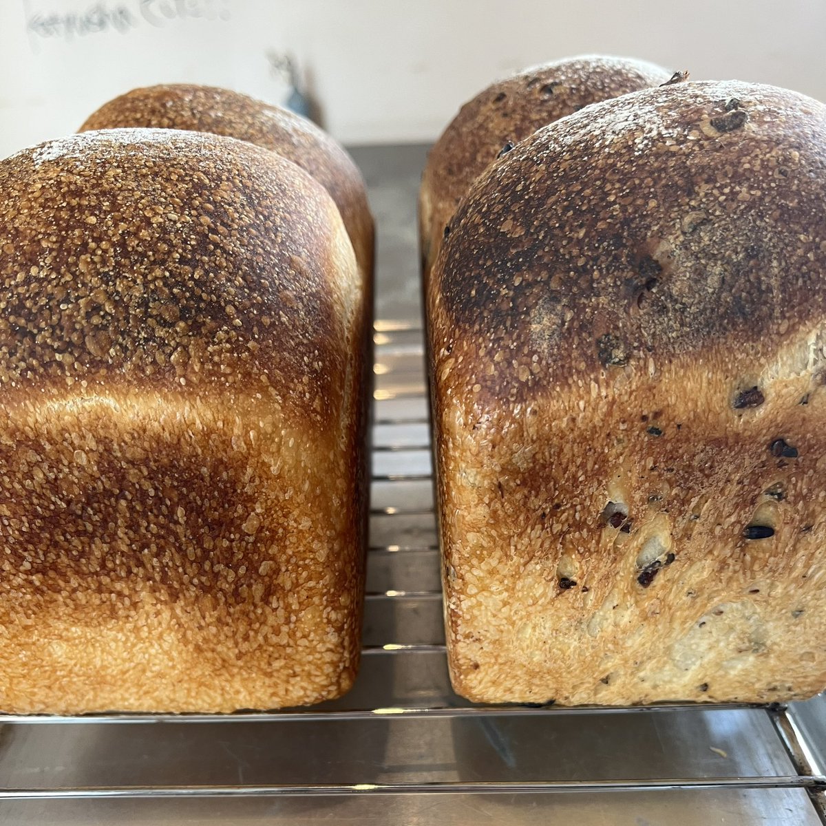 おはようございます。しっとり小雨模様の西千葉です。本日も18時までOPENしております。テイクアウトには週末販売の自家製食パンも並んでおります。温かな食事やドリンクをご用意してご来店をお待ちしております☕️みなさま穏やかな一日をお過ごしくださいませ。