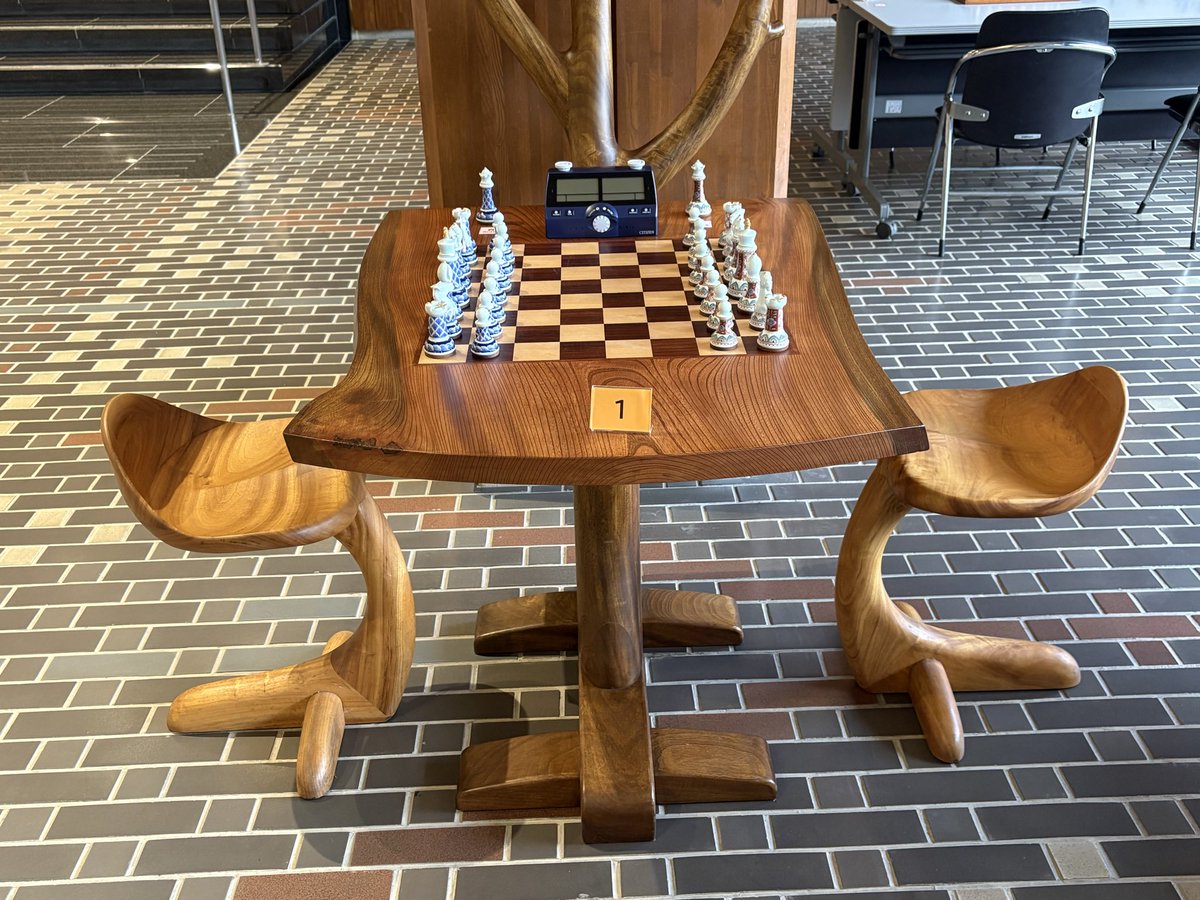 ルーレットテーブル・チェスボード付き 今年も有田チェス大会にやってきました。 1番ボードはチェスボードの