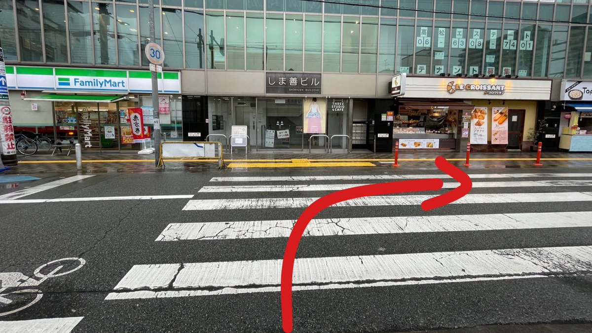 accord_cl's tweet photo. 【阪急宝塚線庄内駅から会場までの行き方】

①庄内駅西出口から出る
②パン屋さんのある右手側に曲がってひたすら直進！
③3枚目の看板が見えたら左に曲がる
④ホールに到着！！🚪🗝

お足元に気をつけてご来場ください🎩🫖
#AccordWL2025
#IrisinWonderland https://t.co/VgP8ATiUvE
