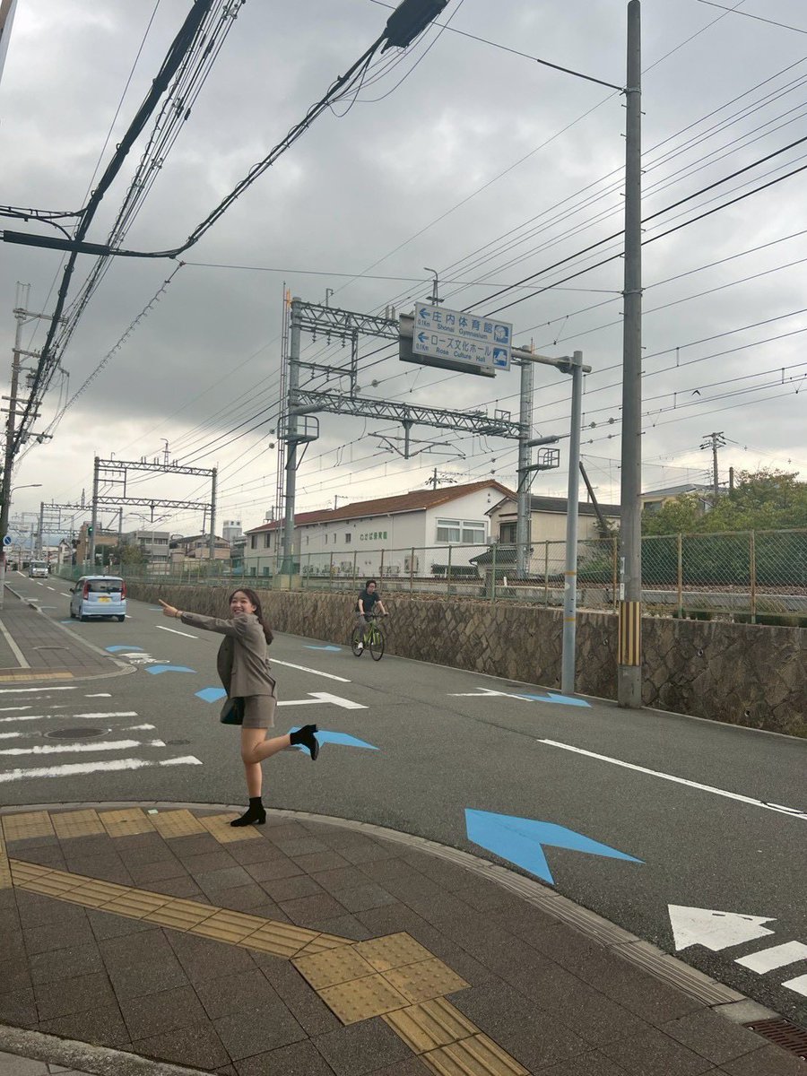 accord_cl's tweet photo. 【阪急宝塚線庄内駅から会場までの行き方】

①庄内駅西出口から出る
②パン屋さんのある右手側に曲がってひたすら直進！
③3枚目の看板が見えたら左に曲がる
④ホールに到着！！🚪🗝

お足元に気をつけてご来場ください🎩🫖
#AccordWL2025
#IrisinWonderland https://t.co/VgP8ATiUvE