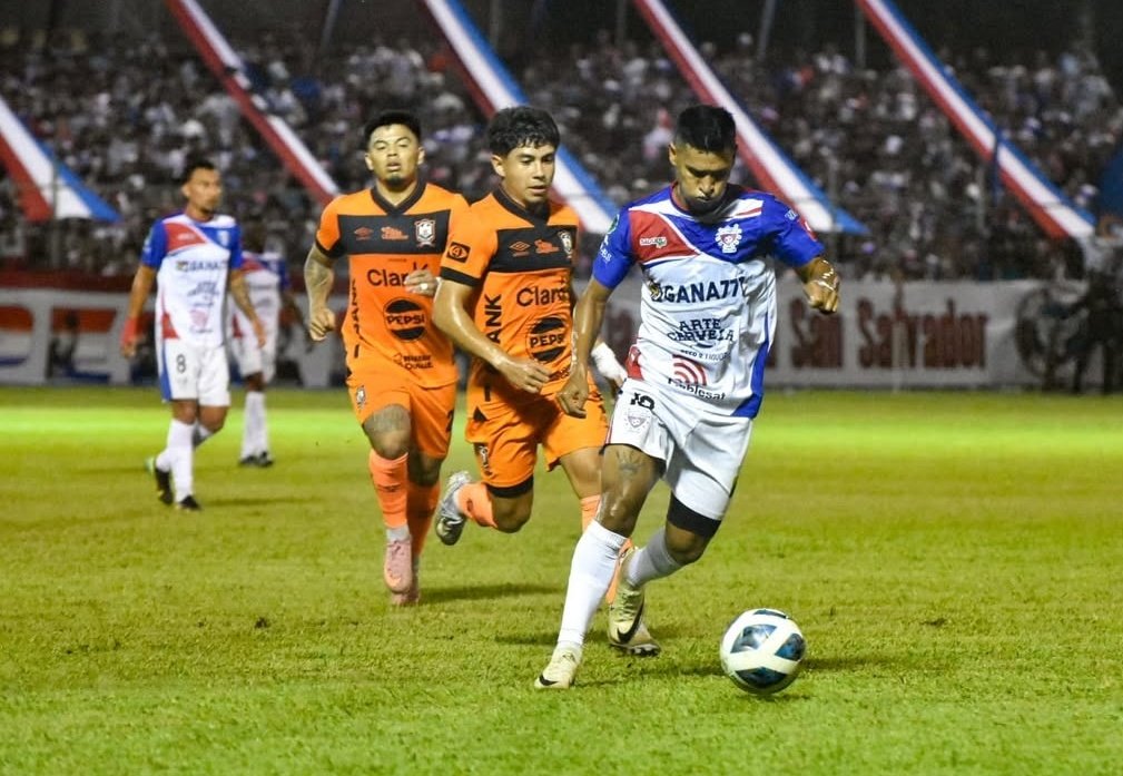 prjcx_fdn's tweet photo. Somos Finalistas!!
A un partido de la #11
@cdlafirpo_sv  0 (3)
@cdaguilaoficial  1 (2)
#FirpoenelumbraldelosCampeones https://t.co/Il9g93Wkjv
