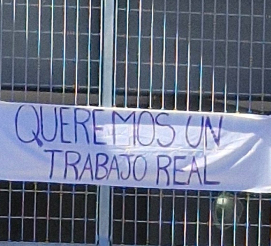 Seoriza17's tweet photo. Hablando de bebés y de síndrome de down, como se que la natalidad y los niños discapacitados son la debilidad de @claramuzzio la invito a que se ocupe personalmente de lo que está pasando en la escuela  especial de villa ortúzar. A ver si la conmovemos entre todos: https://t.co/9crNKahgaR