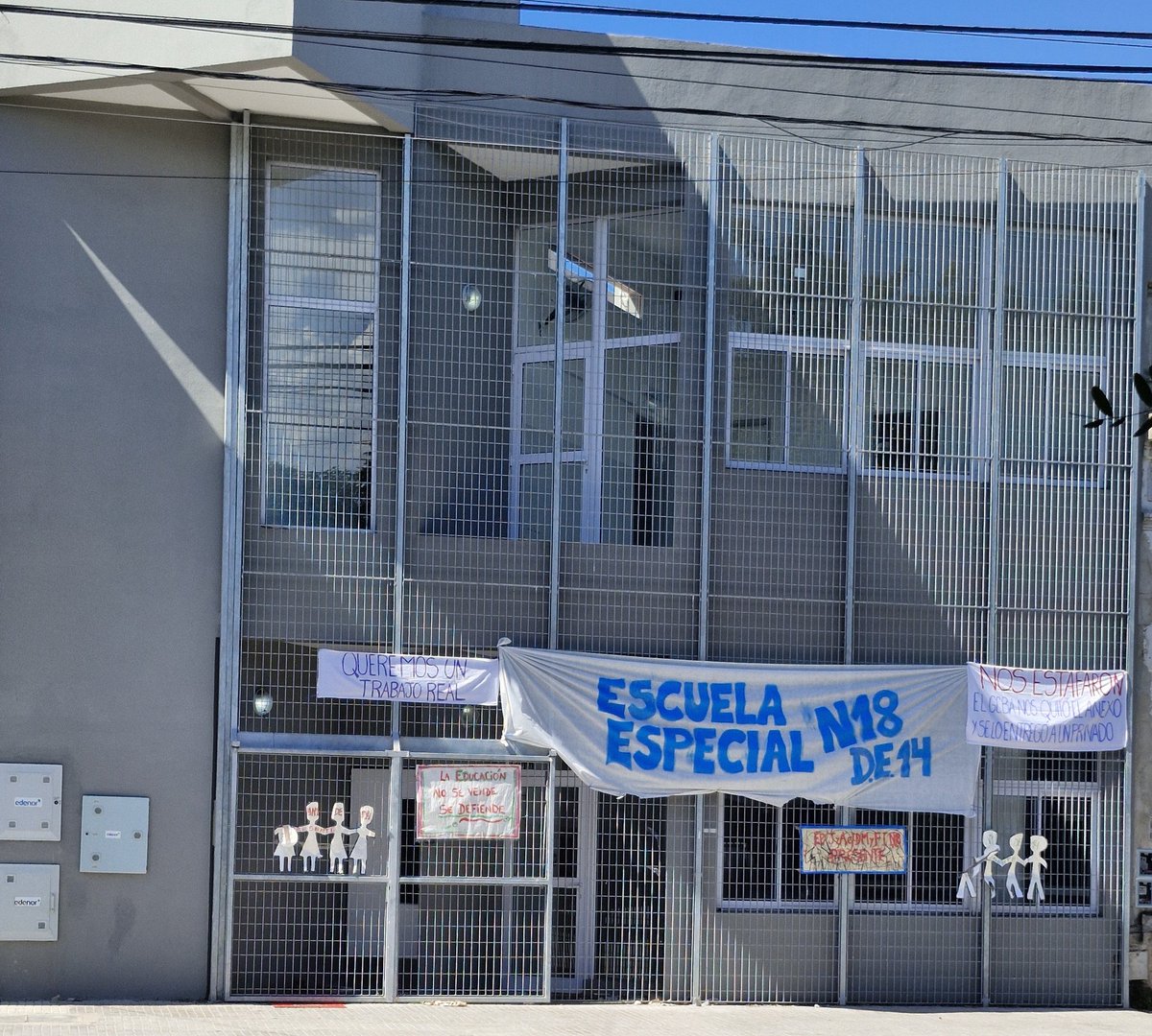 Seoriza17's tweet photo. Hablando de bebés y de síndrome de down, como se que la natalidad y los niños discapacitados son la debilidad de @claramuzzio la invito a que se ocupe personalmente de lo que está pasando en la escuela  especial de villa ortúzar. A ver si la conmovemos entre todos: https://t.co/9crNKahgaR
