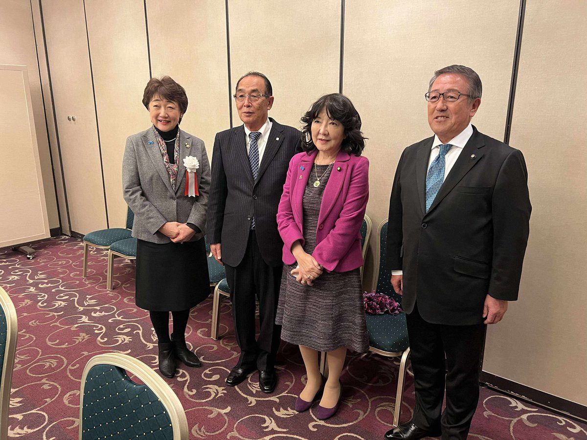 satsukikatayama's tweet photo. 昨日は仙台市のお計らいで経済団体ほぼ全てご共催で、日本経済の現状と経済対策・補正予算等について、現状ご報告！（宮城県知事、仙台市長、議長ご来賓）その後意見交換会では的を得た、前向きなご要望を全員からお伺いしました。今日は岐阜から静岡、お握りいつもより一寸高い新製品、美味しかった！ https://t.co/aespn1e8dd