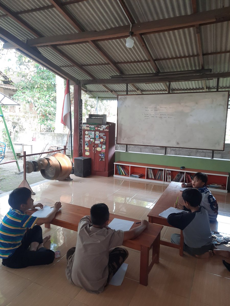 Tiga minggu tidak ada anak-anak datang ke kelas kami (sementara gurunya sudah datang dan harus tetap kami bayar).

Kadang ada perasaan putus asa dan pengen menyerah, lalu di kelas kemarin sore ada 4 anak datang.

Percayalah, menekuni aktivisme sosial itu berat, kawan. Hehe.