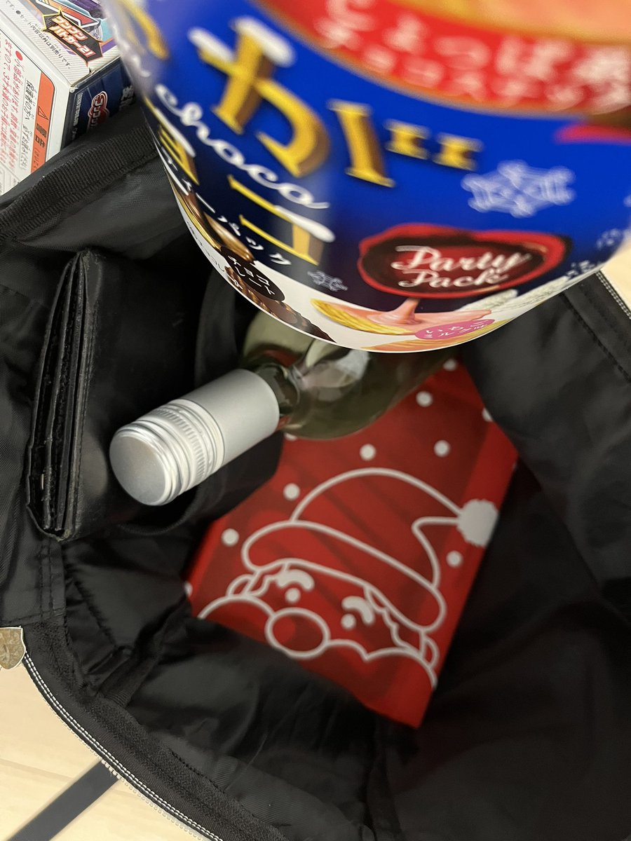 Taishibow022's tweet photo. 雪積もってますが、これからクリスマス会!
プレゼント🎁と積載し、チキン🍗引き取りに向かいます!
チキンは、#杜王町 (仙台市)で #ジョジョ #第四部 にゆかりの #OWSON で購入!
#振り返ってはいけない小道 を振り返りながら通り、友人宅へ向かいます!
#和譲良飯 https://t.co/hlbKKTwH0C