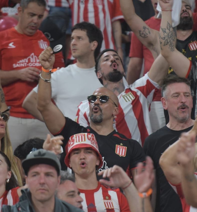 Como domo este señor.

Contra tapia, contra toviggino y en SANTIAGO DEL ESTERO.

El fútbol es justo muchachos.
