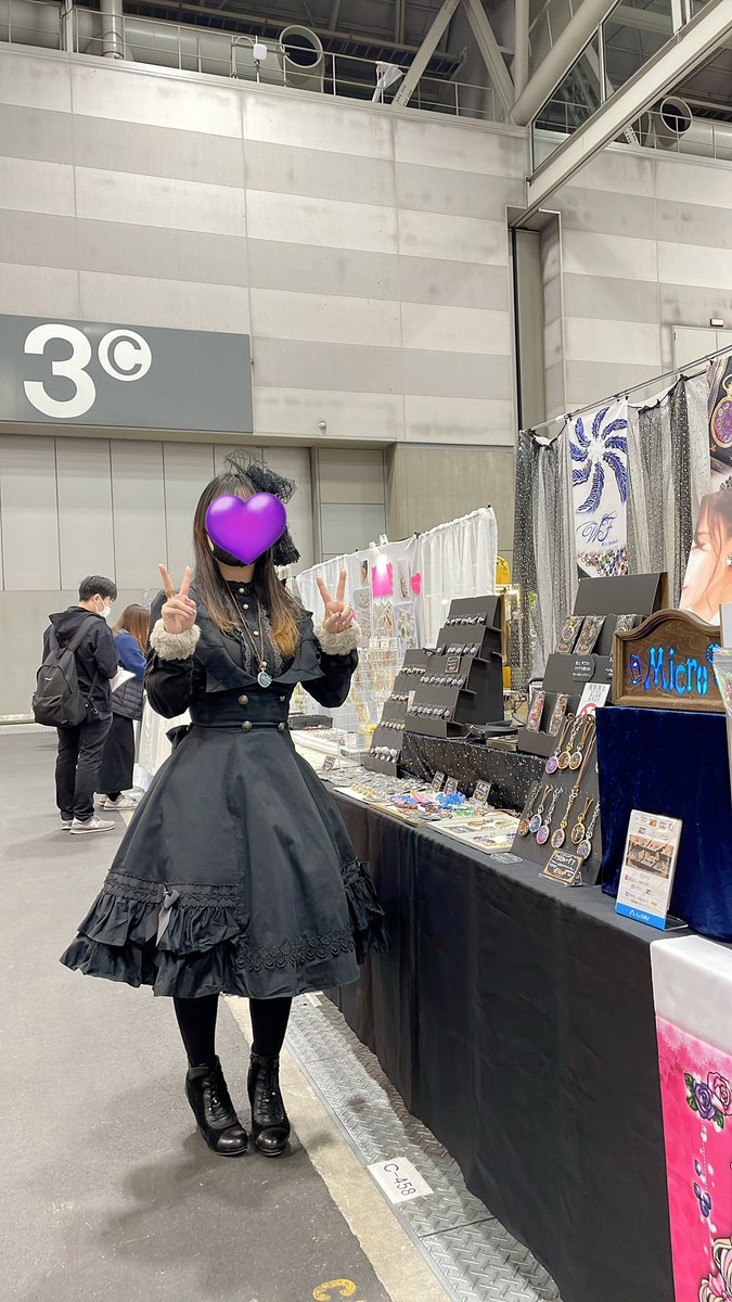 11Micro27's tweet image. #クリエーターズマーケット 2日目始まりました！
今日は真っ黒でお待ちしております𓆩𖠌𓆪↝

クリアカラーなギアが好評でとっても嬉しいです(* ॑꒳ ॑* )
まだあるのでぜひ見に来て下さい！

ブースは3Cを目指していただけると分かりやすいかと思います！
私も迷わないほどの分かりやすさ💪