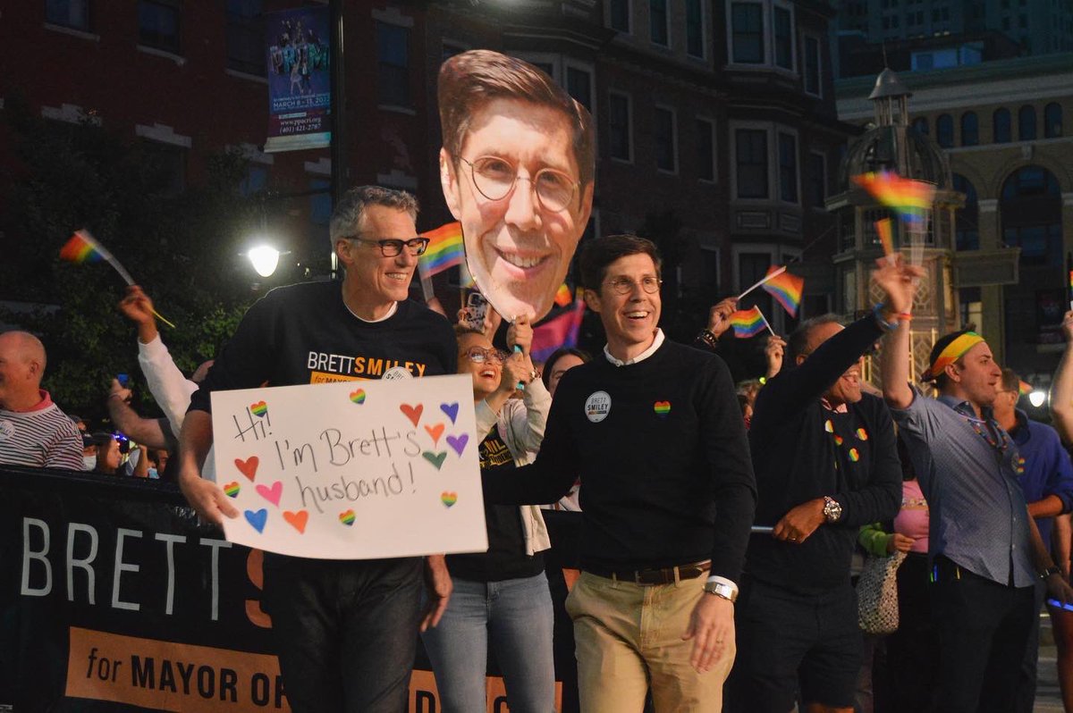 C_3C_3's tweet image. The Mayor of Providence Brett Smiley and his husband.

Does the total ineptitude in handling the search for the Brown University shooter make sense now?