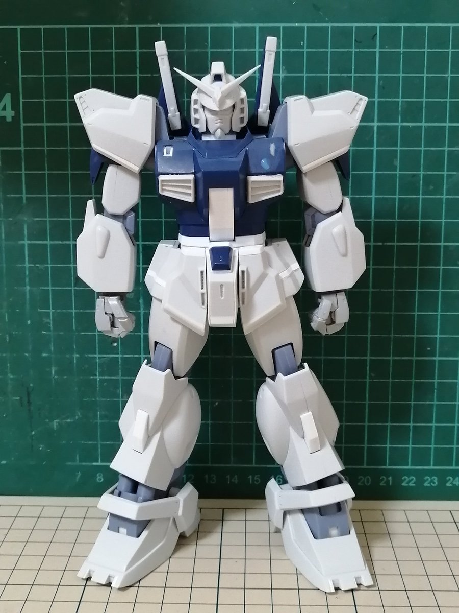 旧キットガンダムマークⅡです。
頭部ダクトを前にずらしたので、だいぶ小顔になりました😄　メインカメラは横長だったので目尻を少し削ってます。バルカンポッドのラッチ部分も彫りましたが、コンセントの差し込み口みたいです😅