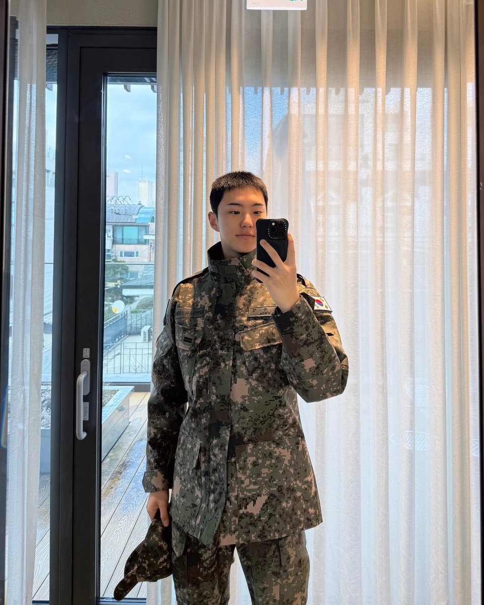 #101 Dating advice :
ㅤㅤㅤㅤㅤㅤㅤ
And girls, even while serving in the military, if Hoshi makes time for us. So, then please don't let your boyfriends use 'being too busy' as an excuse to treat you wrong. 

HOSHI is the standard.
Stay aware, say horanghae 🐯