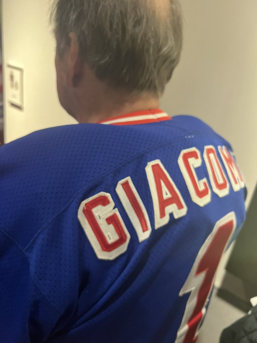 CHECKNYR's tweet photo. Shoulder pads at the game. This is so rockstar @heatdaddy69420 https://t.co/CqMJlFvDWM