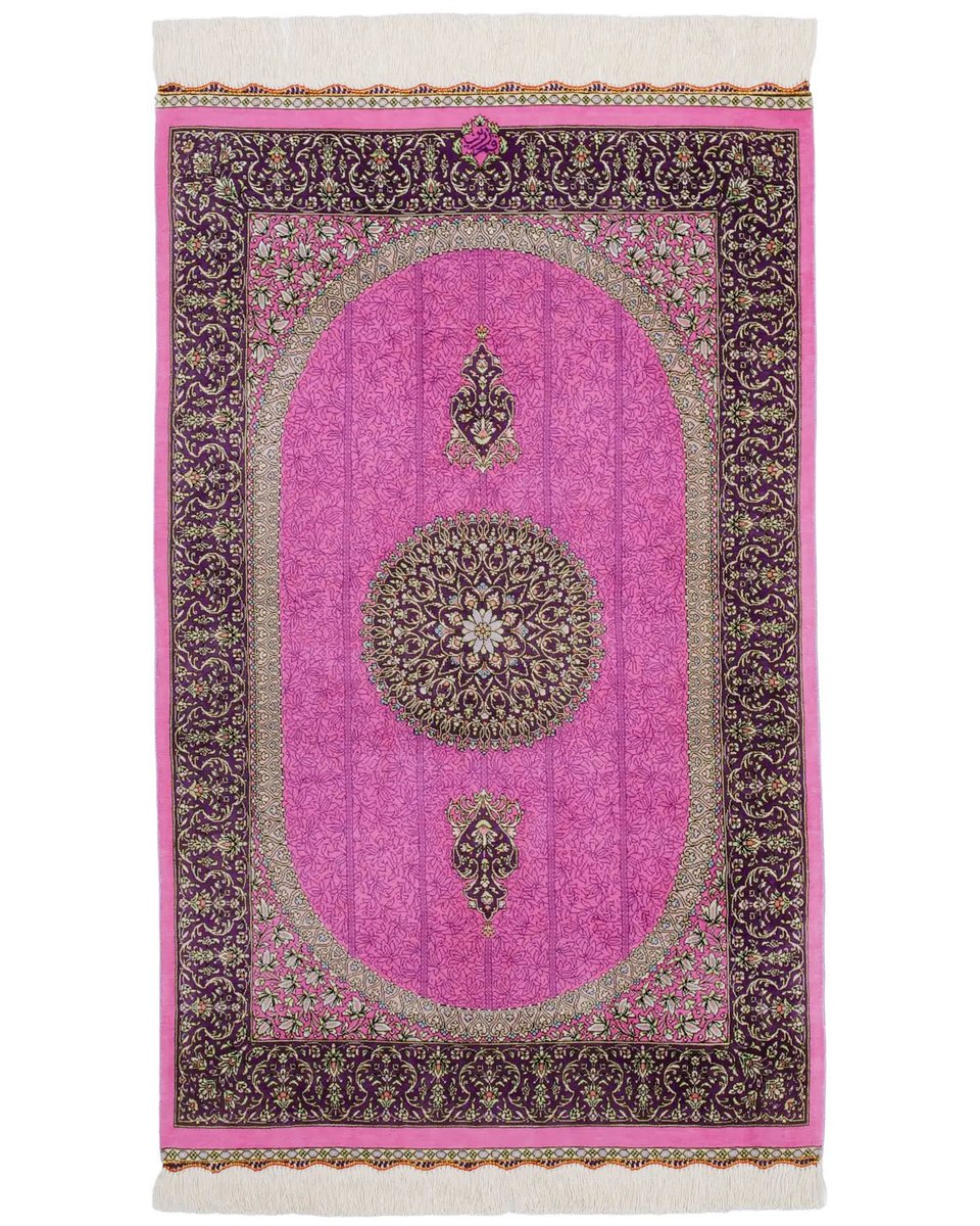 クム産のシルク手織りペルシャ絨毯🇮🇷 なめらかなシルクの質感と