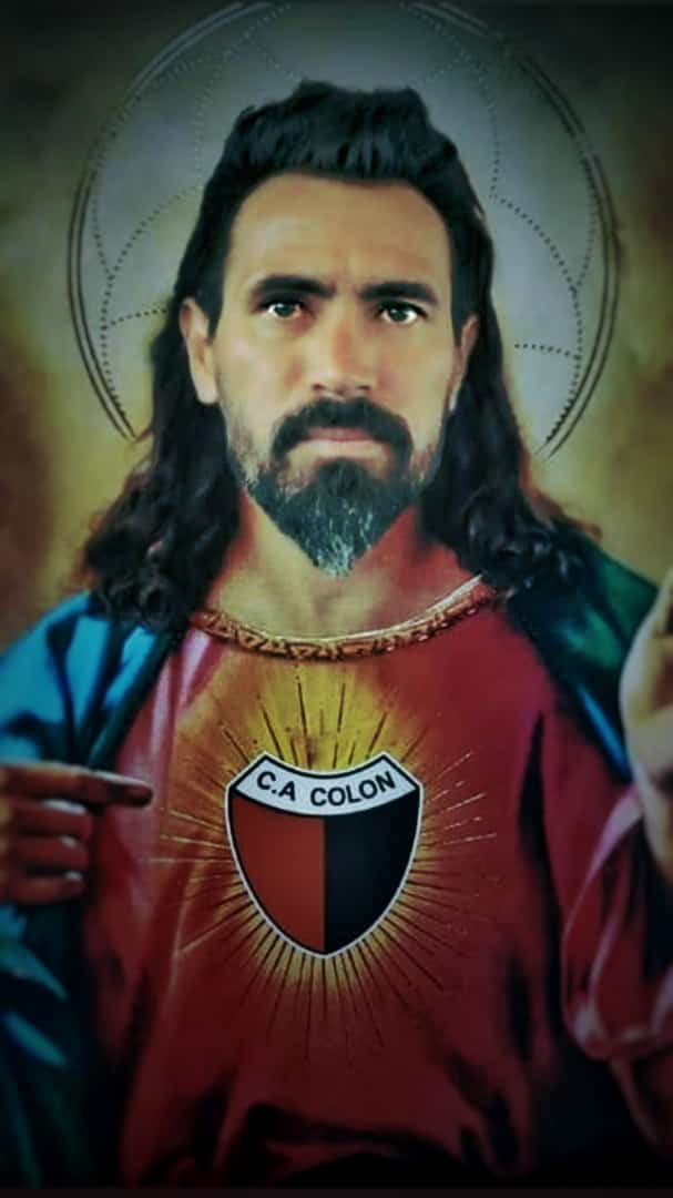 El "Barba" de la suerte, siempre rodeado de grandes jugadores. ⚽🏆⭐
#EstudiantesCampeon
#Colon