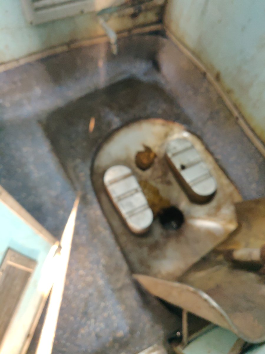 nishu_sawant's tweet photo. @AshwiniVaishnaw @drmbct @RailMinIndia @WesternRly This is today's condition of same train #stopgap don't work in real world.I think there is provision to fill water &amp; do housekeeping in place for #Memu trains. I am sure Mr. PM &amp; President don't wont spoil there mood after seeing https://t.co/V9NS5PltfX