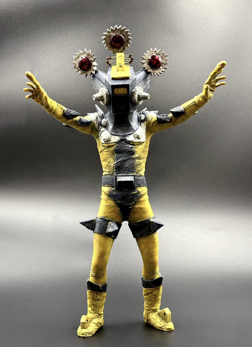 新作「スチール星人」塗装済み完成品です。
今回「コモリプロジェクト」でお世話になっている
小森陽一さんに手掛けてもらいました。
劇中の派手な爆発やアクションなどで
汚れたスーツの質感を塗装で見事に
再現してくれました。

多忙な中素晴らし完成品
ありがとうございます。