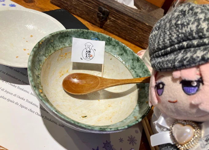 好奇心に負けて大阪とんかつ(旧ちよ松)に行ってきました 隣のPらしき人が食べきれずに残したのを見てビビってたけど、完食出来てしまってそれはそれで… 分厚いのに柔らかくて、くどくない!美味しかったです