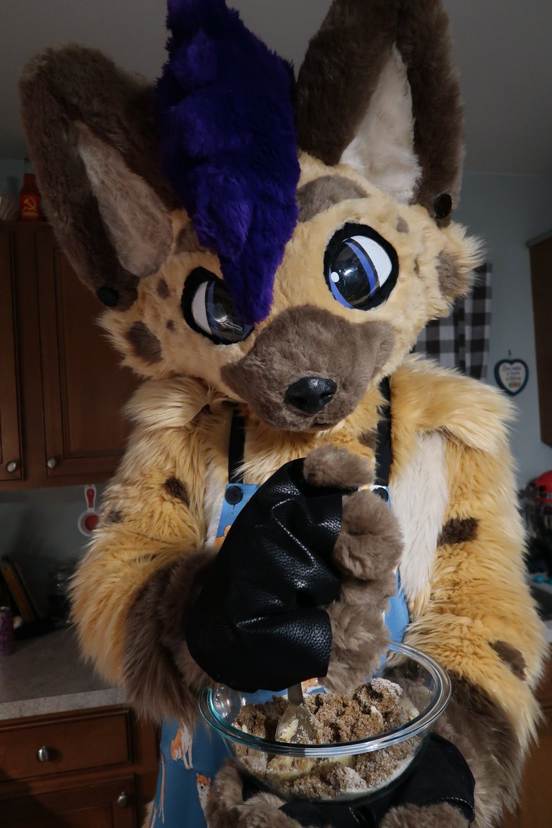 Sorry, missed yesterday, been a busy busy yeen, especially in the kitchen. 

Baking, baking, in the kitchen; this big yeen is on a mission... 

#wookiewookie

#hyena #notfurryfriday #furryfandom #baking

✂️<a href="/RSKemono/">Raging Sea Kemono</a>
📸 <a href="/Ariadear/">AriaDear</a>