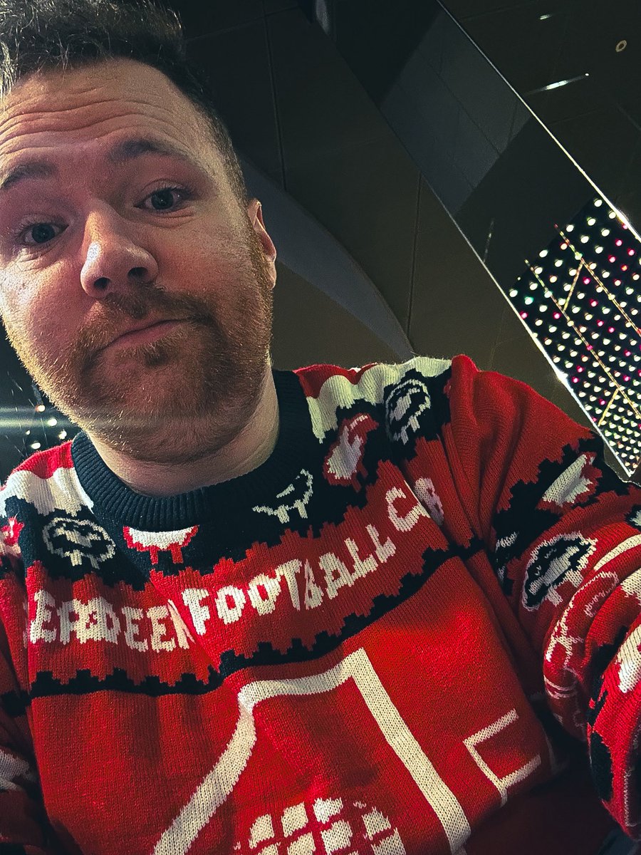 CallumCreate's tweet image. Best part of working in a Aberdeen pub. AFC Xmas jumper to get good tips 👍