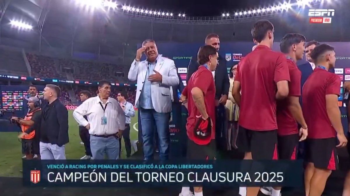 fueron8no7's tweet image. Estudiantes logró que Tapia se tuviera que secar él sólo.
Verón es inmenso.