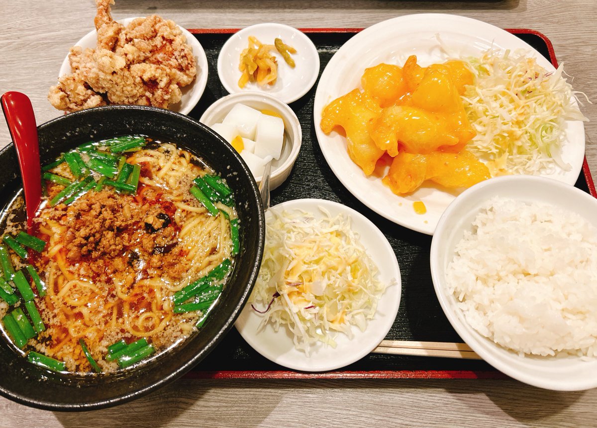 昨日食べた中華がめっちゃ美味しかったんだけど量が多かったので持ち帰った分食べる。
エアオーブンであっためたからカリカリ戻ってきて美味しい〜(*´ч`*)