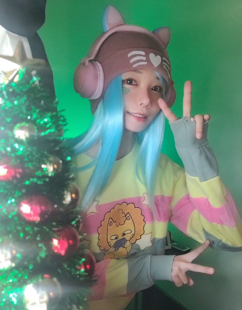 KAIMIN_makura24's tweet photo. 今日も一日🎄
(謎ポーズ✌️✌️) https://t.co/BvcU4rDyAY