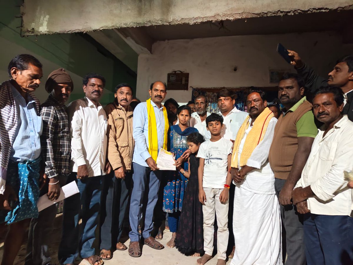 టిడిపి సభ్యత్వంతో బాధిత కుటుంబానికి అండ ....
రూ.5లక్షల చెక్కును అందించిన ఎంపీ కలిశెట్టి* 
ఎచ్చెర్ల నియోజకవర్గం,
 రణస్థలం మండలం,
 తెప్పల వలస గ్రామం,
తేది.13.12.2025.
#TDP
#TeluguDesamParty
#TDPWelfare
#PartyMembership
#ActivistWelfare
#SupportToFamily
#Echeerla
#RanastalamMandal