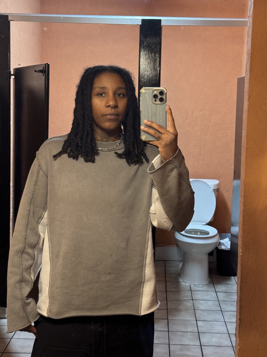 kanaviye1's tweet image. drunk on a saturday.