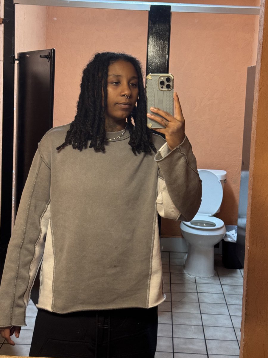 kanaviye1's tweet image. drunk on a saturday.