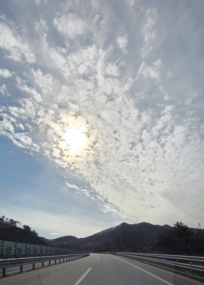 眞實이란 무엇이던가
마음의 同化였던가
덧없이 가는 歲月에 
希望이란 말은 언제였던가
말하고 싶어도
눈 감고 귀 닫는 일 많구나
過猶不及이라고 했던가
달려가는 걸음 커진다 했던가
지금은 지푸라기 時代
丙午年 동아줄 瞬間 올까
赤兎馬의 기운으로 달려볼까
타령이에 탐냄이 없는
즐기는 세상