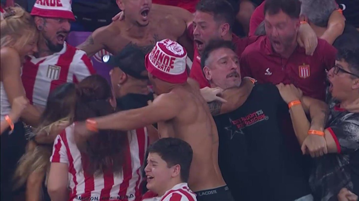 ¿Se lo imaginan a <a href="/stefanocdicarlo/">Stefano Di Carlo</a> en algún momento de la vida en una popular así?

Años luz de distancia.