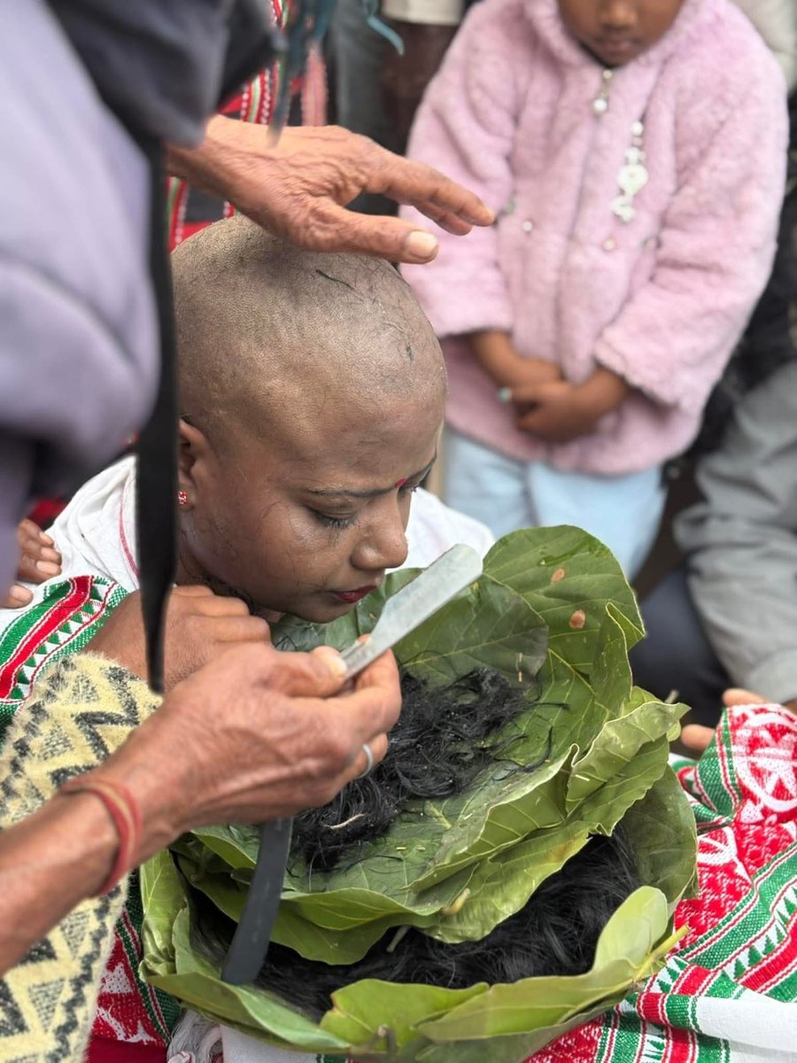 Mrsinha's tweet photo. As a mark of protest, a tribal girl went through Mundan. Did you see any news?

You wouldn’t because she is protesting against illegal conversions in Jharkhand. Had it been against Hinduism, she would have become national news by now.

More power to you @NishaGumla  👏🏻 https://t.co/YUJQxaW6Oc