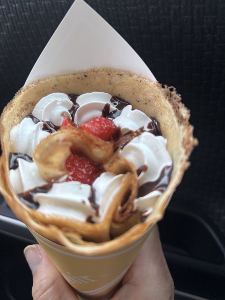 お茶会2日目開催ありがとうございます
出先からクレープにて参加をば

アルテアさんおめでとう🎂🎉

 #あわいの民エアお茶会
#アルテア誕生祭