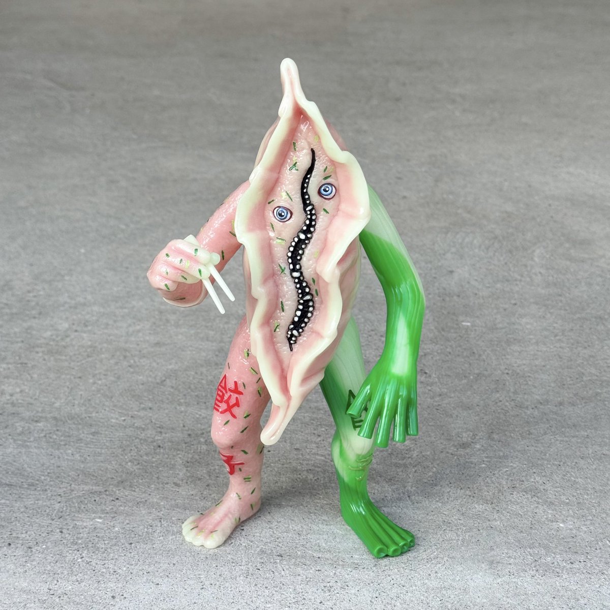 片桐仁さんが作った怪獣「ナナシ餃子」蓄光モデルのご紹介です。 円谷
