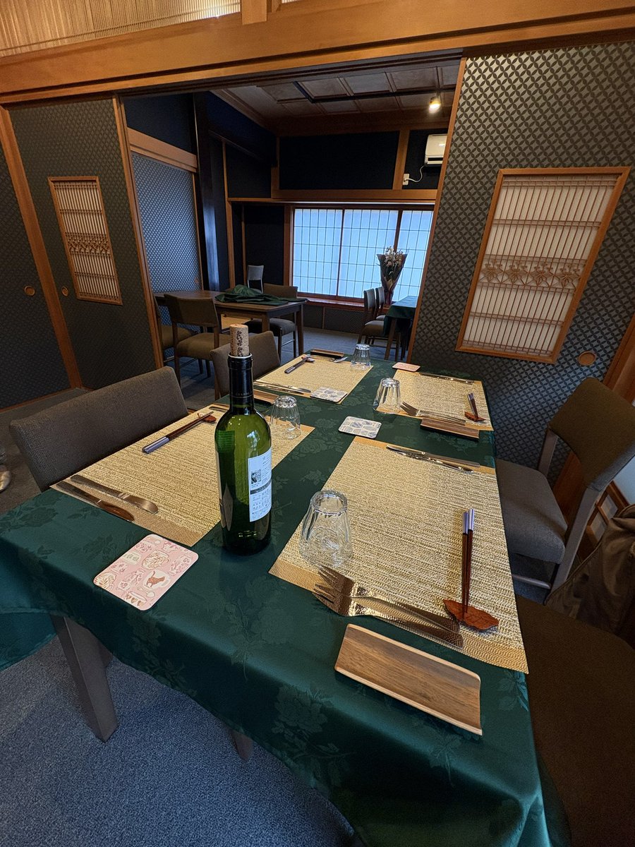 tobinoryo's tweet photo. 今日は近々、八千代松陰高校の裏側でオープンする創作料理の玉林房さんのオープニング前のお手伝い&amp;試食会に来てる。
まだ壁に絵を取り付けて
これからご飯だね

八千代松陰で試合観た後に寄るであろう https://t.co/x90FlLa4LS
