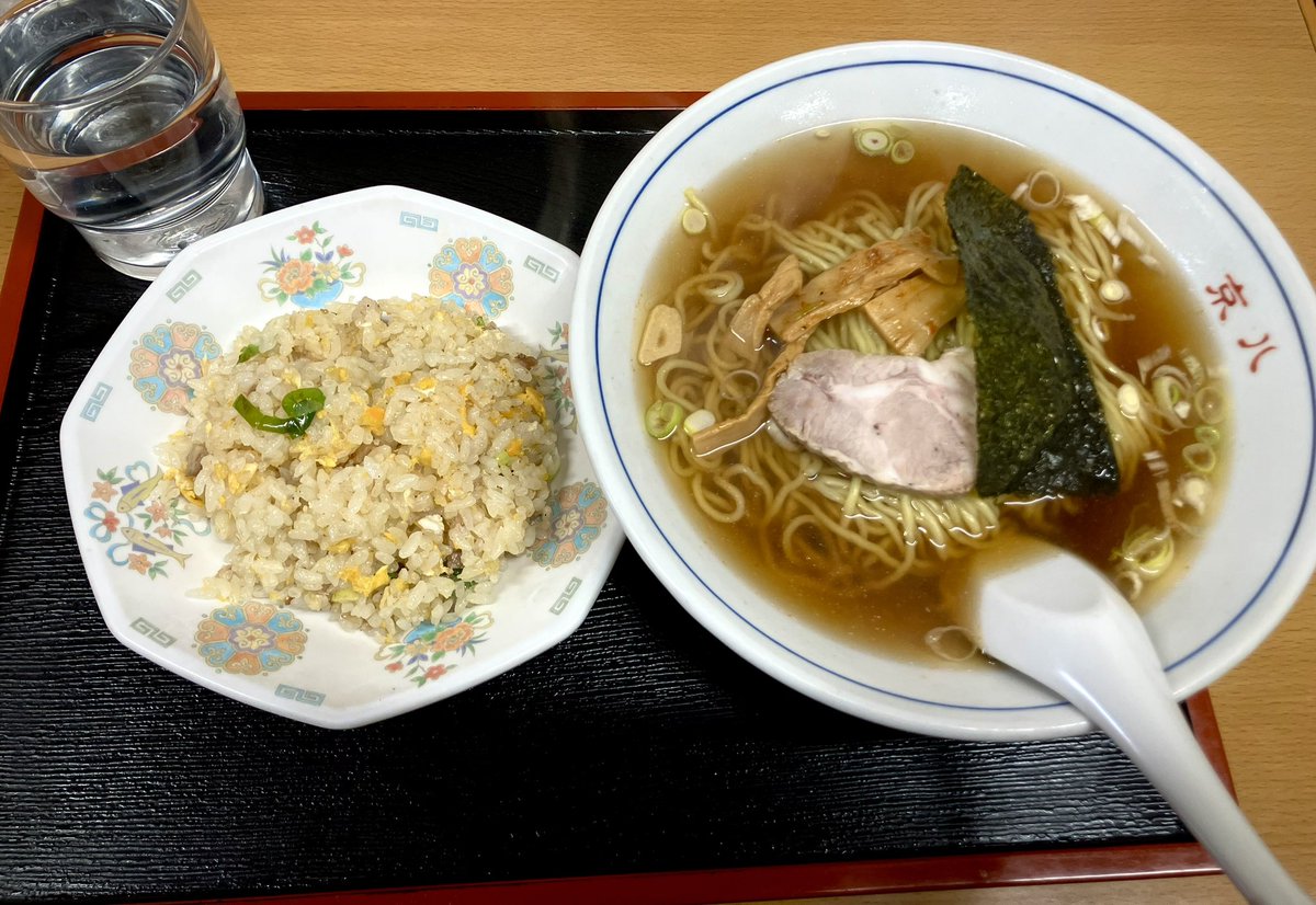 美しい日曜日は美しいラーメン半チャーハンセットから始まる。