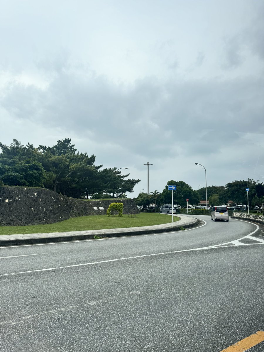 宮古空港に到着🛬 知ってはいたが、雲がかかっていて寒い。 東京ほど