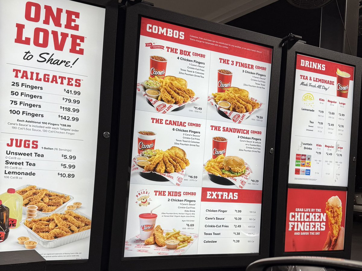 ItsDefYouNotMe's tweet image. Crazy  they got this big ass menu and the literally only make chicken tenders and fries 😂😂