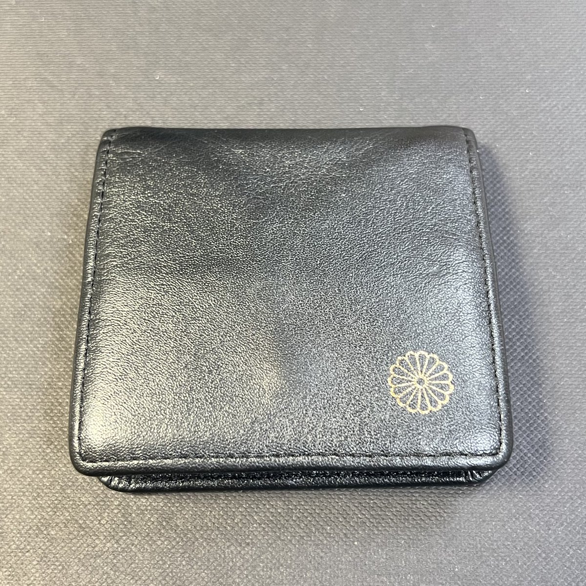 ジョンプレイヤースペシャル長財布 所謂、皇居財布👛だが これは今年の夏に皇居へ行った際に購入した物（ふつーに買えた）  いつの間にか大人気になり早朝5時頃から並ばないと買えなくなったらしい。 ２つ折りや長財布、コインケースなどあるが その他、菊の紋章いり金貨 ...