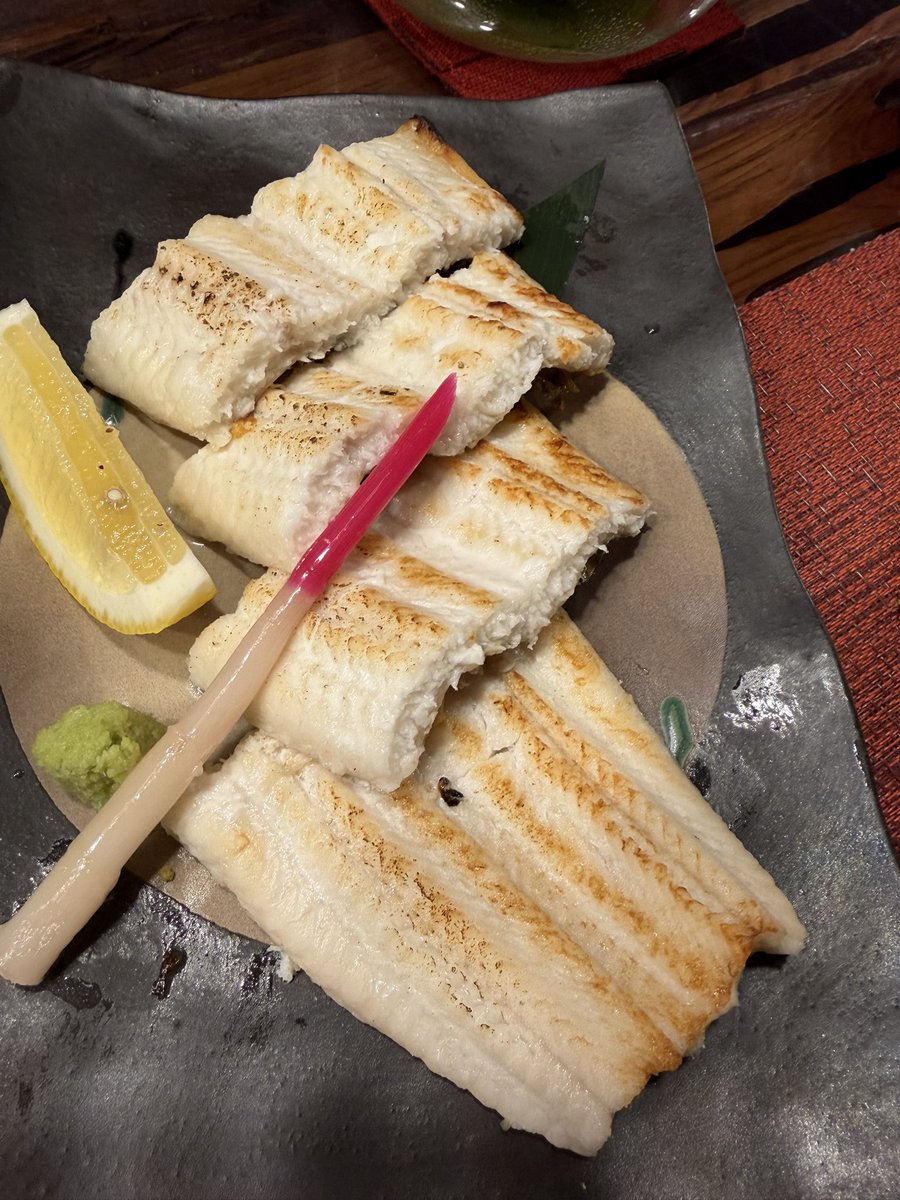tekito_tekito_7's tweet photo. 死ぬまでに1回食べた方がいい対馬のあなご亭
EEZラインの水深200mラインで操業して獲れた穴子が店の横で水揚げされて水槽で泳いでる見ることもできる。長崎県産のアカムツ紅瞳もこのポイントで獲れていると思われる。 https://t.co/hAsMma1OMS