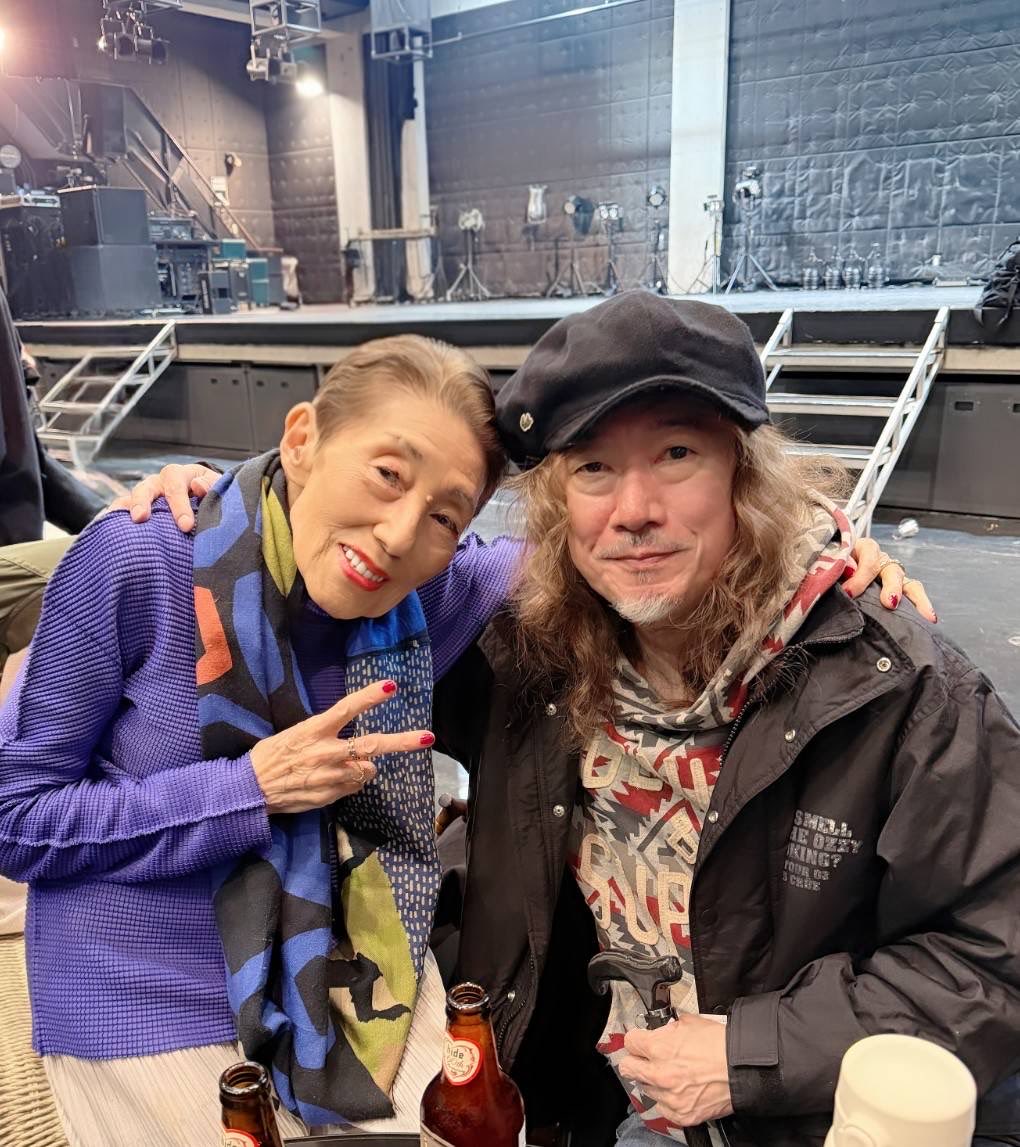 川崎チッタは

今年もｈｉｄe
おめでとう㊗️で燃えさかりました。
リスペクトの嵐。🔥🔥🔥。
同志パタちゃんお洒落に
登場。
今年も愛溢れるギター🎸は
優しさに
溢れました。