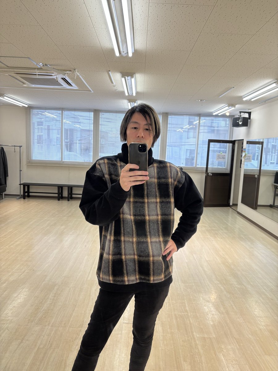 ug_afro's tweet photo. 未来のモデルさん達のレッスンしてきたー！
これで今年、もう外に出ることはなく年内は眼鏡で過ごさせていただこうと思います、そうです、引きこもらせていただきます。　

髪色を新しくしようと思い、色を入れずに伸ばし中なのでだいぶ黒髪部分が増えて参りました( ・∇・) 

良いお年を(ﾟ∀ﾟ) https://t.co/bWZz1GtGCM