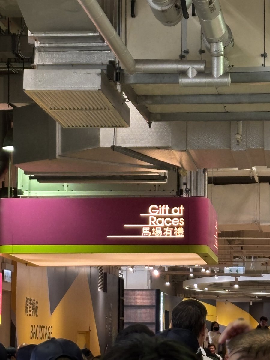 グッズくそみたいに並んでる🫠