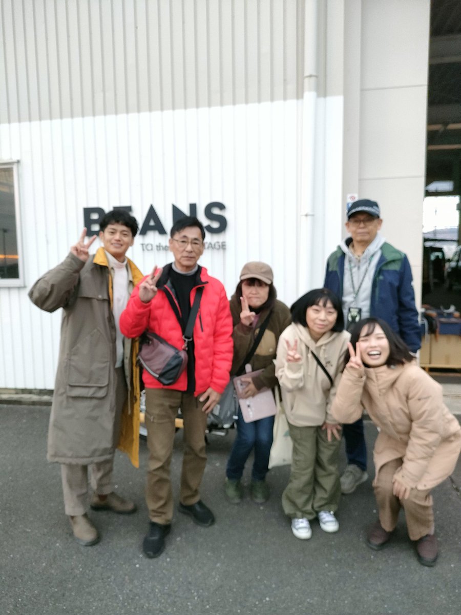 akipapamoon's tweet photo. 昨日前回行けなかったCRAFTPLUSビーンズさんの工房見学に行ってきました🚗³₃
作品の全てが手作り作成体験もさせて貰いました。みんな素敵な作品で一見の価値ありです。そしてお手伝いに来ていた軽バン生活さんと記念撮影📸楽しいひと時を過ごさせて頂きました🙏🏻💖
#CRAFTPLUSビーンズ
#軽バン生活 https://t.co/AQvqL5gFCl
