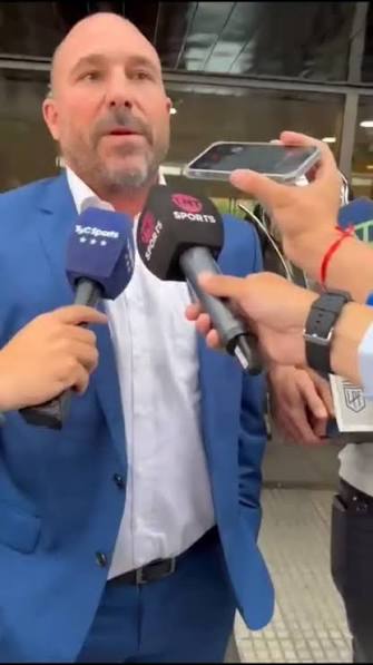 BaraldiSantiago's tweet photo. Un presidente fue a la final a la tribuna, suspendido por plantarse a Toviggino. El otro fue a buscar una copa a Pto Madero por ser secanuca de Toviggino. Un campeón verdadero y otro de ofiSina. https://t.co/KER1V97pk0