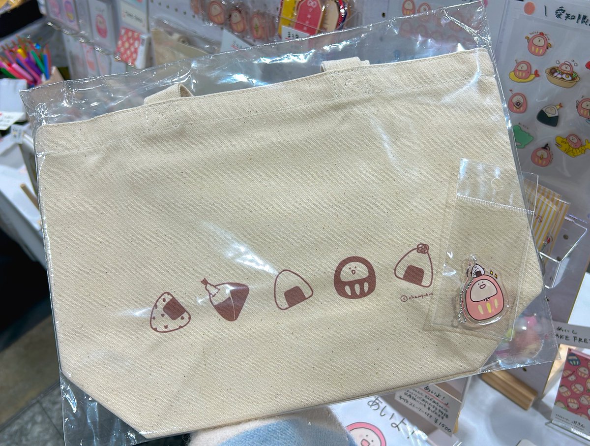 champukin's tweet photo. ランチトートとおにぎりアクキーをセットでお迎えくださった方がいて、この組み合わせめちゃ可愛いじゃん🍙てなった〜🥰
#クリエーターズマーケット
#クリマ #クリマ53 #クリマ名古屋 https://t.co/Xd86lEhyBK