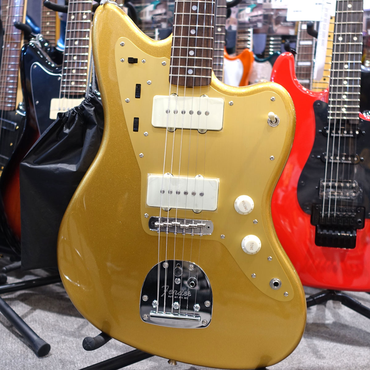 ゴールドフィニッシュボディにアノダイズドゴールドのピックガードを