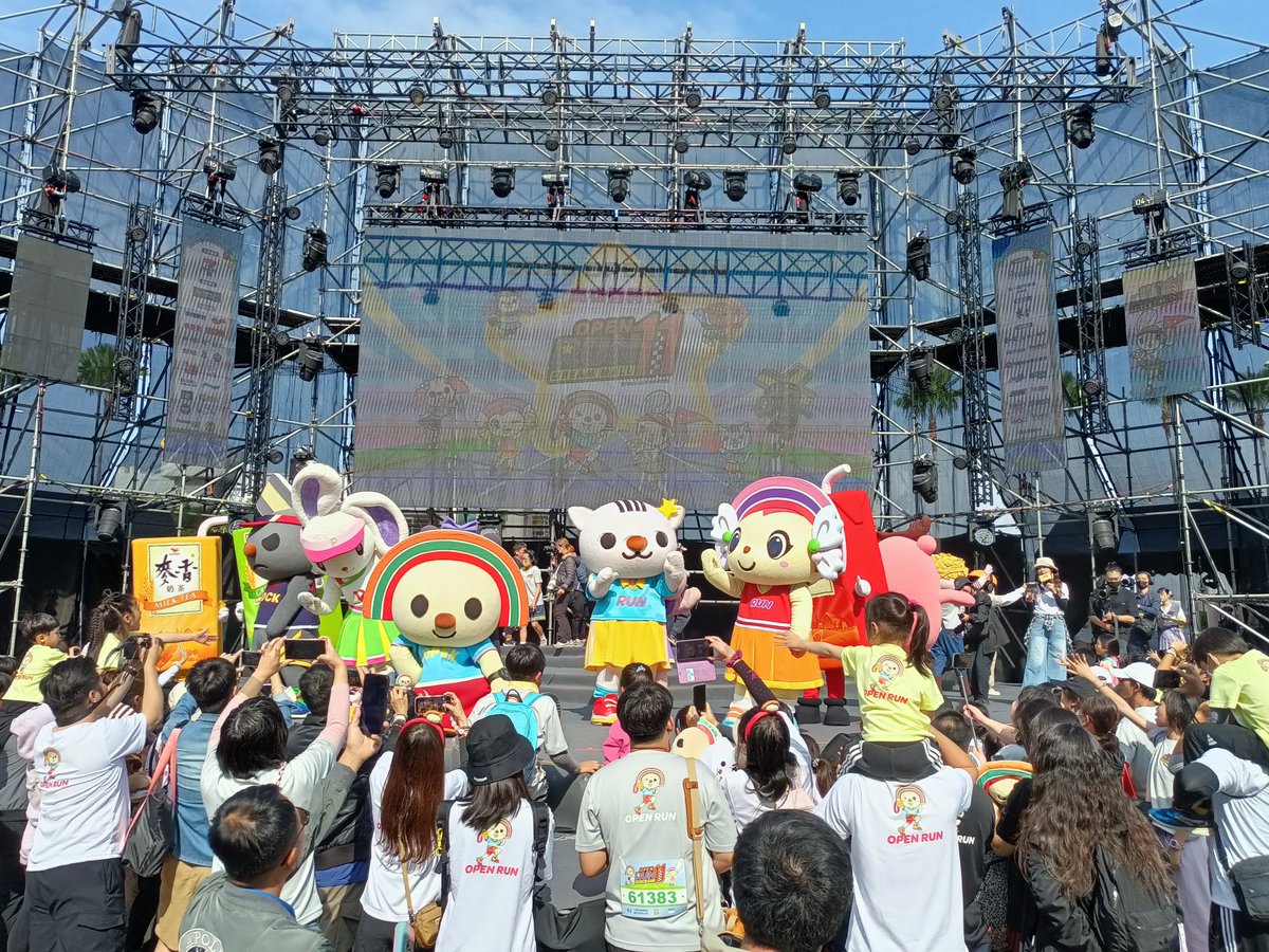 Keroro_3's tweet photo. 今天早上來參加高雄夢時代第11屆OPEN! RUN路跑活動,等待抽獎的時間順便觀看舞台上Open小將家族表演 #OpenRun #OPEN小將 #OPEN將 #OPENちゃん #OpenChan #OPEN小將家族 #Keroro #Keroro軍曹 #ケロロ軍曹 #KeroroGunso #SgtFrog #cosplay #夢時代 #DreamMall #高雄 #Kaohsiung #Taiwan https://t.co/GicyQIhMLm